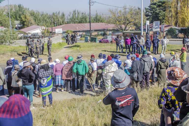 Baitšokoli are designed to be on the wrong side of development